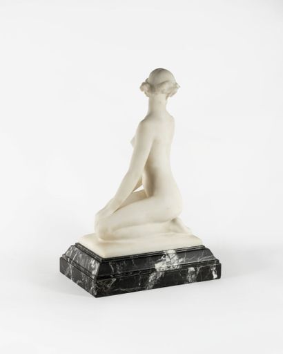 Victor Rousseau (1865-1954) Jeune fille agenouillée. 
Marbre blanc. 
Signé « Victor...
