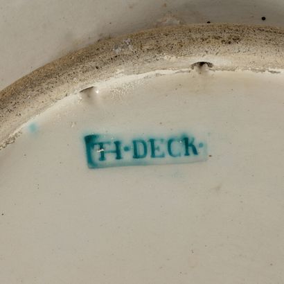 Théodore DECK (1823-1891) Plat en faïence à décor aux émaux polychromes. 
Ce plat,...