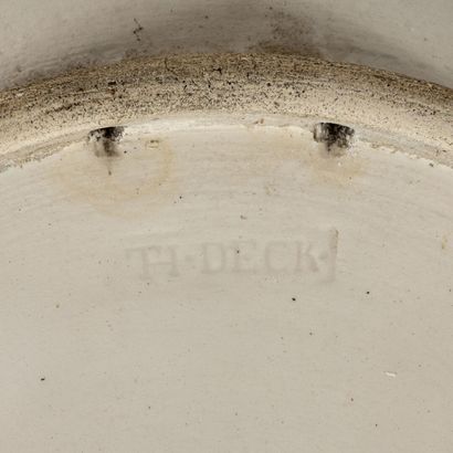 Théodore DECK (1823-1891) Plat en faïence à décor aux émaux polychromes. 
Ce plat,...