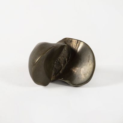 Osa SCHERDIN (1932) Trois éléments en bronze comprenant : 

- Pendentif vulve. 

4,5...