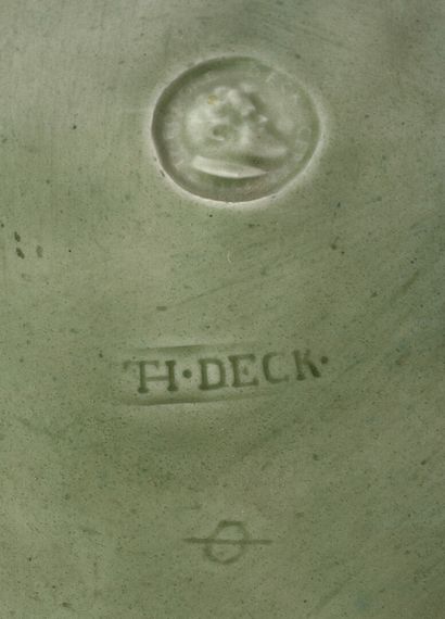 Théodore DECK (1823-1891) Plat en faïence fine à fond céladon. 
Décor sur fond céladon...