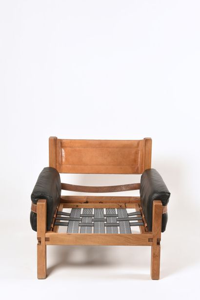 Pierre CHAPO (1927-1986) S15. 

Paire de fauteuils en orme massif et cuir. 

Date...