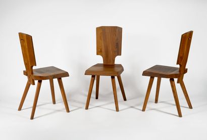 Pierre CHAPO (1927-1986) S28. 

Trois chaises en orme massif. 

L. 37 cm. - H. 87...