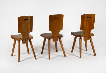 Pierre CHAPO (1927-1986) S28. 

Trois chaises en orme massif. 

L. 37 cm. - H. 87...