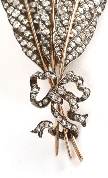 null Important brooch in yellow gold 18K (750 thousandths) doubled by silver (800...