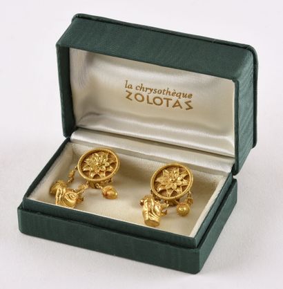 ZOLOTAS Pair of 18K (750 thousandths) yellow gold ear clips with a circular filigree...