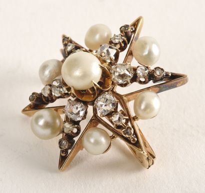 null Brooch in yellow gold 18K (750 thousandths) stylizing a star decorated with...