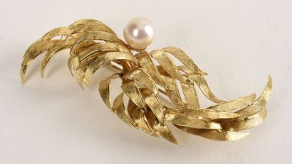 null Broche "Gerbe" en or jaune 18K (750 millièmes) ciselé ornée d'une perle de culture...