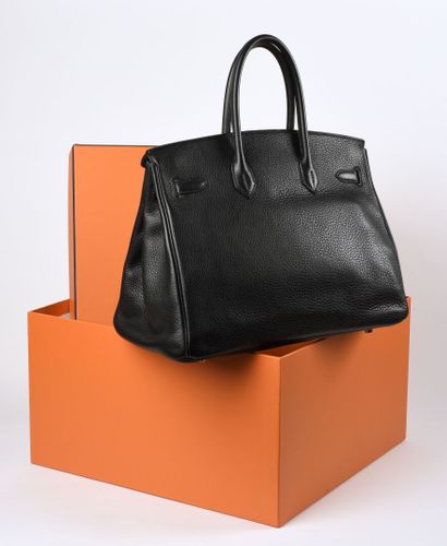 HERMES Sac modèle Birkin 35 en taurillon Clémence noir et garniture de métal doré....