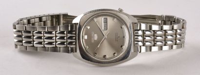 SEIKO 5 vers 1970 Steel bracelet watch, brushed cushion case with straight horns...