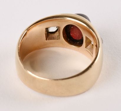 null Yellow gold ring 18K (750 thousandths) decorated with a cabochon-cut garnet...