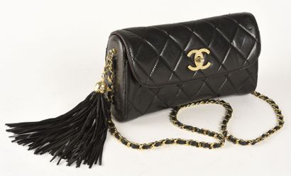 CHANEL Vintage Bag with flap in black quilted leather and gold metal. The handle...