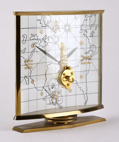 JAEGER-LECOULTRE Vers 1950. Pendulette de bureau de forme carrée en laiton doré....