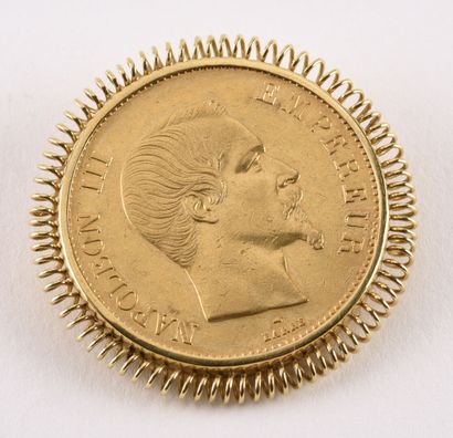 null A brooch in yellow gold 18K (750 thousandths), decorated with a coin of 100...