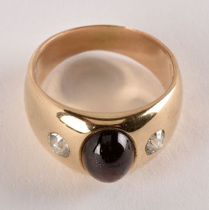 null Yellow gold ring 18K (750 thousandths) decorated with a cabochon-cut garnet...