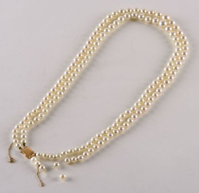 null A necklace double row of white cultured pearls in fall. 

Clasp ratchet in yellow...