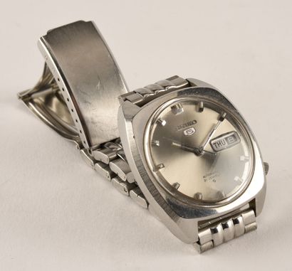 SEIKO 5 vers 1970 Montre bracelet en acier, boitier coussin brossé à cornes droites...