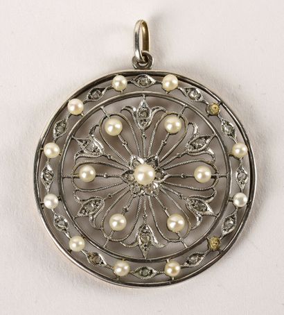 Circular pendant in 18K white gold (750 thousandths)...