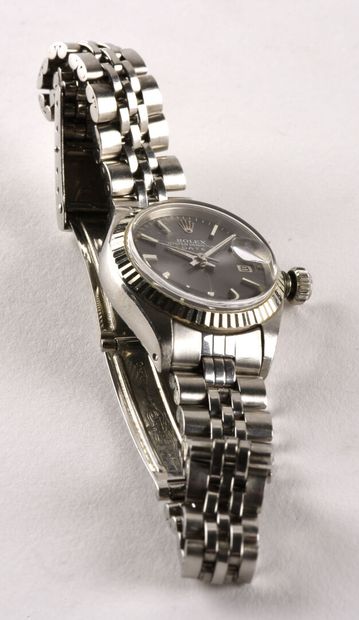ROLEX "Lady Date" ref.6917, vers 1973 Élégante montre de dame en acier et or gris....