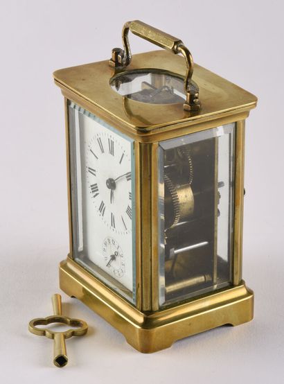Pendulette d'Officier ou de voyage vers 1900 Gilded brass body and beveled glasses,...