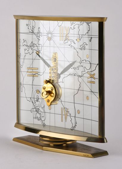 JAEGER-LECOULTRE Vers 1950. Pendulette de bureau de forme carrée en laiton doré....