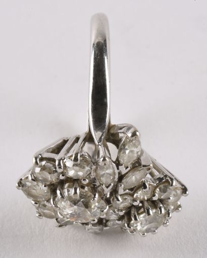 null Élégante bague en or gris 18K (750 millièmes) à motif floral, ornée de diamants...
