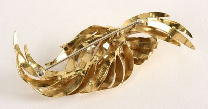 null Brooch "Gerbe" in yellow gold 18K (750 thousandths) chased with a white cultured...