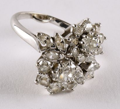 null Elegant ring in 18K white gold (750 thousandths) with floral design, adorned...