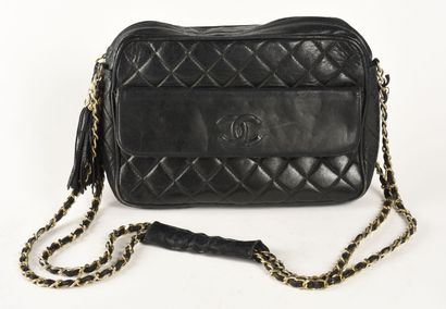 CHANEL Vintage Black quilted leather and gold metal bag. Double intertwined chain...