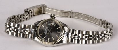 ROLEX "Lady Date" ref.6917, vers 1973 Élégante montre de dame en acier et or gris....