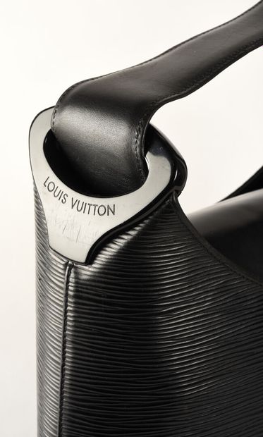 LOUIS VUITTON Sac modèle Verseau en cuir épi et plexiglas noir. 

La poignée en cuir...
