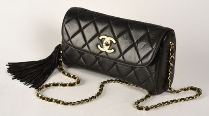 CHANEL Vintage Bag with flap in black quilted leather and gold metal. The handle...