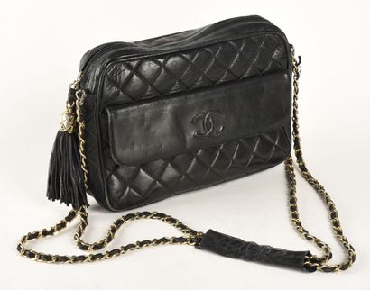 CHANEL Vintage Black quilted leather and gold metal bag. Double intertwined chain...