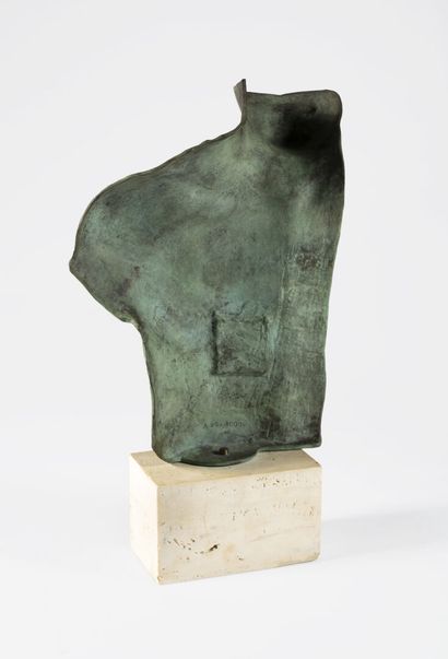 Igor MITORAJ (1944-2014) Aesclepios. 

Buste d'homme en bronze à patine verte nuancée...