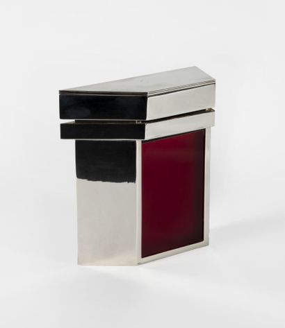 Ron SARIEL (1963) Boîte sculpture en métal argenté et pâte de verre "Sang de boeuf"....