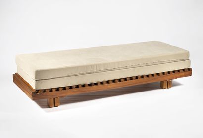 PIERRE CHAPO (1927 - 1987) L07. 

Elm sliding bench. Opens to form a double bed....