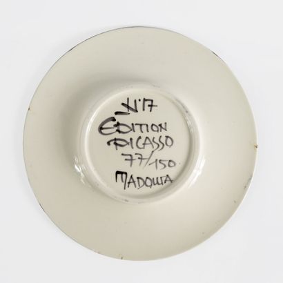 Pablo Picasso (1881-1973) Assiette ronde en terre de faïence blanche, décor aux engobes...