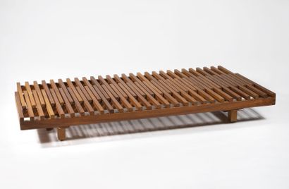 PIERRE CHAPO (1927 - 1987) L07. 

Elm sliding bench. Opens to form a double bed....