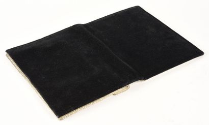 CHANEL Vintage Pochette en velours noir, l'intérieur en toile argentée texturée,...