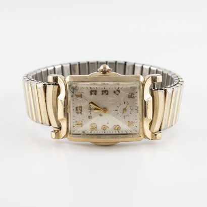 BULOVA vers 1955 Montre bracelet en métal plaqué, boitier stylisé curvex à cornes...