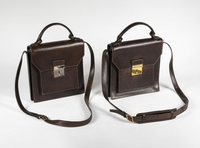 HERMES Deux sacoches en cuir grainé brun, l'une avec garniture de métal palladié,...