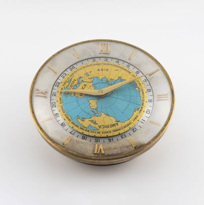IMHOF "World Time" vers 1955 Pendulette de bureau circulaire en laiton doré. 

Lunette...