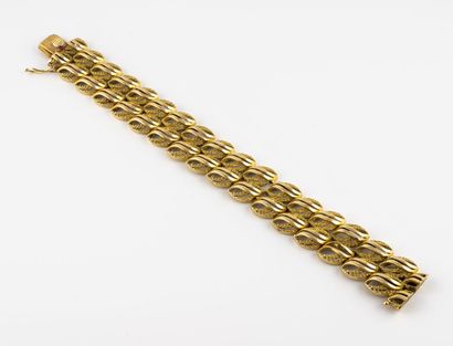 null Bracelet ruban en or jaune (750) à double rang de motifs ovales stylisés ajourés....