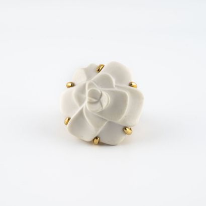 CHANEL, Camélia Bague en or jaune (750) ornée d'une importante fleur de camélia en...