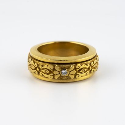 null Bague jonc en or jaune (750) à décor de volutes feuillagées stylisées et ornées...