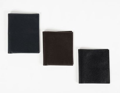 HERMES Suite de deux portefeuilles en cuir brun et noir, l'intérieur composé de différents...