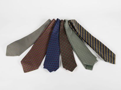 HERMES Lot de six cravates en soie imprimée. 

Petits trous au bout d'une, petites...