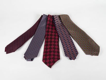 HERMES Lot de cinq cravates en soie imprimée. 

Petits trous au bout de deux, tâches...