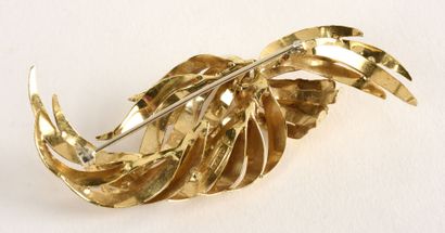 null Broche "Gerbe" en or jaune (750) ciselé ornée d'une perle de culture blanche....