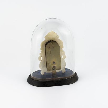 Pendule miniature en nacre vers 1870 Élégante pendule miniature violonée en nacre...